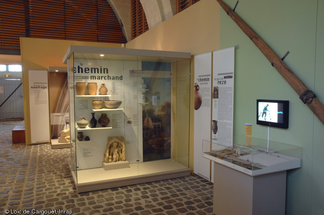   L'exposition présentée au Musée de la marine de Loire nous entraîne dans une histoire aux temps multiples, de l'amont vers l'aval, du dessus au dessous, à la découverte d'une Loire sensible et méconnue. Le visiteur plonge littéralement au cœur des vestiges engloutis, à la découverte du travail des archéologues.     