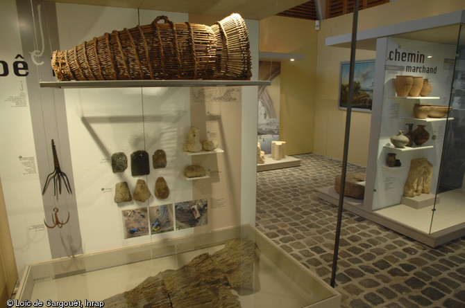   L'exposition présentée au Musée de la marine de Loire nous entraîne dans une histoire aux temps multiples, de l'amont vers l'aval, du dessus au dessous, à la découverte d'une Loire sensible et méconnue. Le visiteur plonge littéralement au cœur des vestiges engloutis, à la découverte du travail des archéologues.     