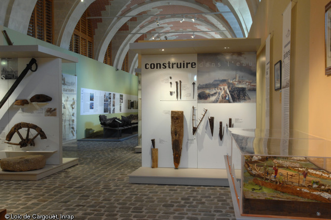   L'exposition présentée au Musée de la marine de Loire nous entraîne dans une histoire aux temps multiples, de l'amont vers l'aval, du dessus au dessous, à la découverte d'une Loire sensible et méconnue. Le visiteur plonge littéralement au cœur des vestiges engloutis, à la découverte du travail des archéologues.     