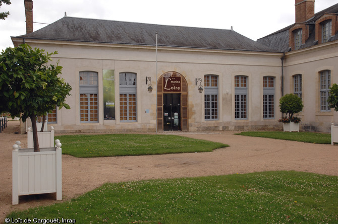   L'exposition présentée au Musée de la marine de Loire nous entraîne dans une histoire aux temps multiples, de l'amont vers l'aval, du dessus au dessous, à la découverte d'une Loire sensible et méconnue. Le visiteur plonge littéralement au cœur des vestiges engloutis, à la découverte du travail des archéologues.     