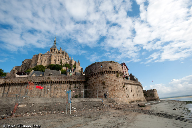 Les fortifications du Mont-Saint-Michel (Manche), élevées au XVe s. sur un rempart antérieur et restaurées aux XVIIIe et XIXe s., 2011.  Au centre de la photo apparaît la Tour de la Liberté, unique ouvrage à avoir été pris par les Anglais lors du siège du Mont-Saint-Michel pendant la Guerre de Cent Ans.