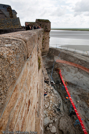 Les fortifications du Mont-Saint-Michel (Manche), élevées au XVe s. sur un rempart antérieur et restaurées aux XVIIIe et XIXe s., 2011.  Au premier plan apparaissent les vestiges de la Tour Denis en cours de fouille. Au deuxième plan, la Tour de la Liberté, unique ouvrage pris par les Anglais lors du siège du Mont Saint-Michel pendant la guerre de Cent Ans. 