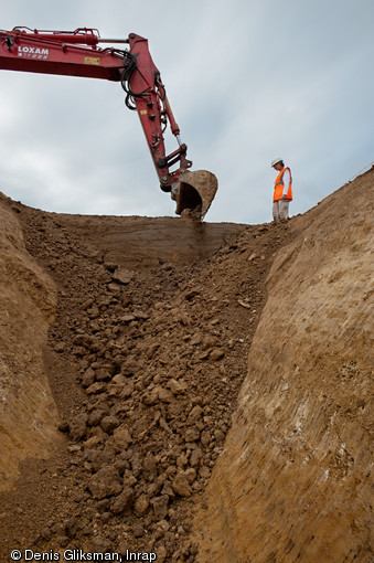 Fouille mécanique du fossé médian séparant les espaces domestiques des espaces d'activités agricoles et artisanales, ferme gauloise de Wissous (Essonne), IIe-Ier s. avant notre ère, 2011.  Les dimensions de ce fossé (7m de largeur, 3m de profondeur) lui confèrent une dimension ostentatoire, confirmant le statut social élevé du propriétaire des lieux. 