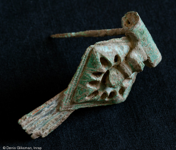 Fibule gallo-romaine, première moitié du Ier s. de notre ère, Wissous (Essonne), 2011.  La ferme gauloise est abandonnée à la fin du Ier s. avant notre ère pour laisser place à un établissement gallo-romain, repéré en diagnostic à l'ouest de la ferme. 