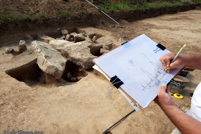 Relevé et dessin des deux menhirs mis au jour à Champagne-sur-Oise (Val-d'Oise), 2011.  Les deux orthostates présentent des dimensions similaires : 2m de long pour 70cm de large. Ils ont été érigés entre le Ve et le IVe millénaire avant notre ère avant d'être abattus dans la seconde moitié du IIIe millénaire et jetés dans une fosse. 