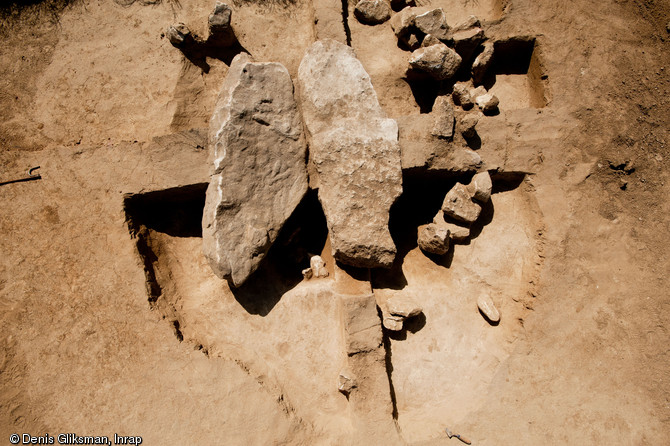 Deux menhirs mis au jour à Champagne-sur-Oise (Val-d'Oise) érigés entre les Ve et IVe millénaire avant notre ère, 2011. La présence de nombreux fragments calcaires à droite de la photo suggère la présence d'un troisième menhir. Ces orthostates ont été abattus au Néolithique récent (entre 2500 et 2000 avant notre ère). 