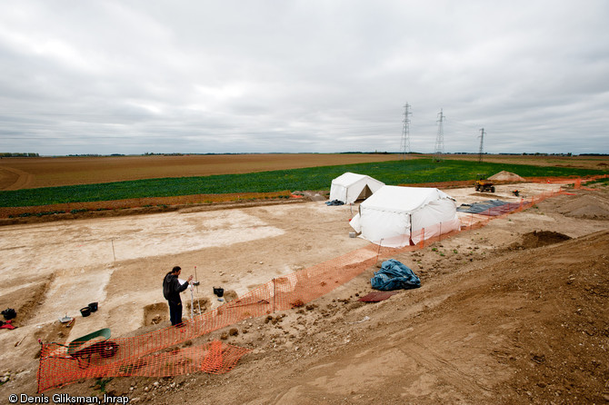 Vue générale du chantier de la déviation d'Allonnes (Eure-et-Loir), 2011.  Une grande nécropole du haut Moyen Âge, une chapelle et son caveau de la fin du Moyen Âge ainsi qu'une exploitation agricole ont été mis au jour, attestant de l'importance d'Allonnes comme lieu de passage pendant toute la période médiévale. 