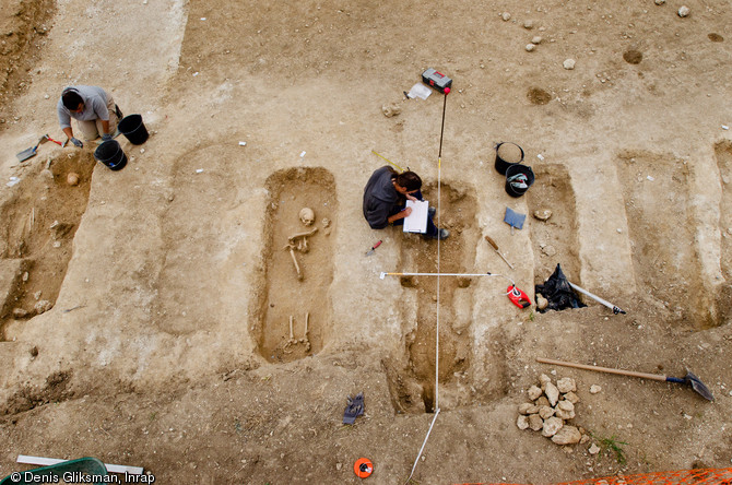 Relevé et dessin du profil du creusement d'une sépulture du haut Moyen Âge, Allonnes (Eure-et-Loir), 2011.  Utilisée entre les VIe et Xe siècles, la nécropole d'Allonnes est représentative de la période où la relation entre les vivants et les morts évolue : à l'exclusion des défunts en dehors des habitats à l'époque antique succède leur inclusion dans des cimetières autour d'églises. 