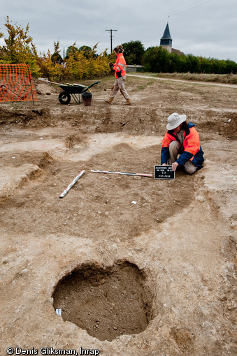 Préparation préalable à l'enregistrement photographique d'un four (premier plan) et de son aire de travail (au second plan), haut Moyen Âge, Allonnes (Eure-et-Loir), 2011.