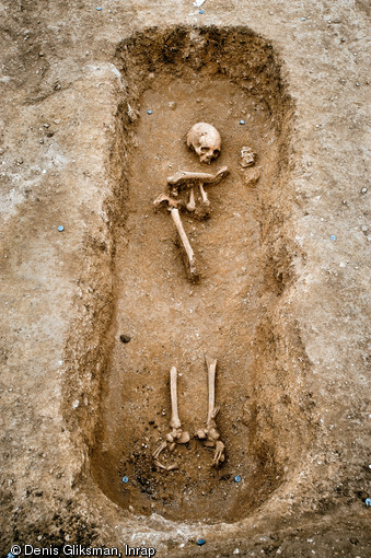 Inhumation du haut Moyen Âge, VIe-Xe siècles, nécropole d'Allonnes (Eure-et-Loir), 2011.  La partie supérieure du corps a été bouleversée, peut-être dès le Moyen Âge, afin de récupérer les objets précieux (bijoux, armes...). 