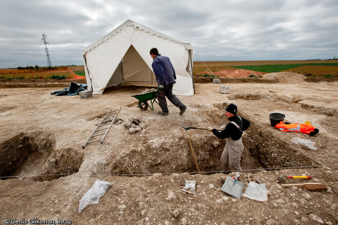 Fouille d'une fosse d'extraction de calcaire médiévale, Allonnes (Eure-et-Loir), 2011.  Un réseau de fosses d'extraction de marne et de calcaire pourvoyait Allonnes en matériaux nécessaires à la construction et au chaulage des champs. 