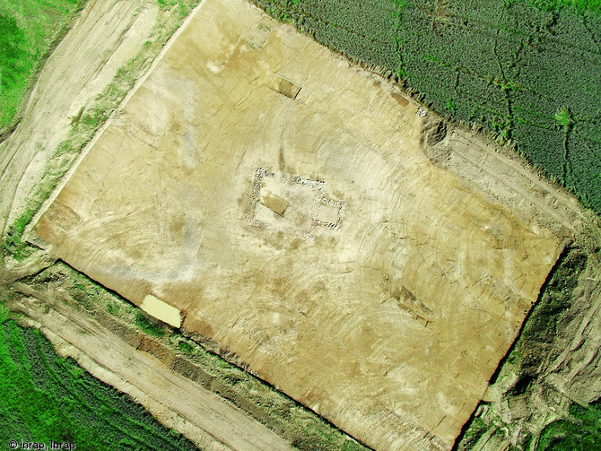 Vue aérienne des structures du site de Crevans-la-Chapelle-les-Granges (Haute-Saône), époque gallo-romaine, 2004-2007.  Au centre de la photo, on aperçoit les fondations d'un bâtiment en pierre composé de deux pièces, interprété comme un petit sanctuaire rural. A gauche, on distingue une partie du tracé d'un enclos quadrangulaire, de nature indéterminée, qui a révélé des vestiges de clôture.         Photo publiée dans le numéro 18 de la revue de l'Inrap <a class= rte-link-ext  href= http://www.inrap.fr/archeologie-preventive/La-Recherche/Archeopages/Numeros-en-ligne/18-19-20-200