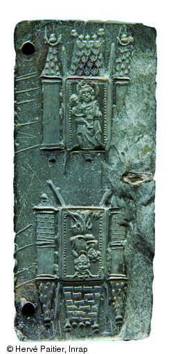 Face de moule permettant la r&eacute;alisation de deux enseignes en forme d'&eacute;dicule abritant une Vierge &agrave; l'Enfant, XVe s., Mont-Saint-Michel (Manche), 2007.  &nbsp;  Photo publi&eacute;e dans le num&eacute;ro 18 de la revue de l'Inrap Arch&eacute;opages.