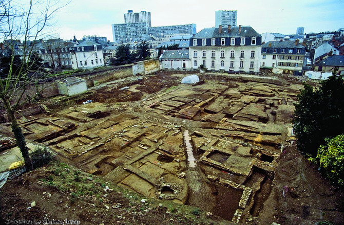 Vue générale de la fouille de l'ancien hôpital militaire Ambroise Paré, Rennes (Ille-et-Vilaine), 1999-2000.  D'importantes installations artisanales ont été mises au jour : trois fours parfaitement conservés attestent d'une production céramique abondante.     Photo publiée dans le numéro 20 de la revue de l'Inrap <a class= rte-link-ext  href= http://www.inrap.fr/archeologie-preventive/La-Recherche/Archeopages/Numeros-en-ligne/18-19-20-2007/Numero-20/Dossier-Naissance-de-la-ville/p-9427-Les-chefs-lieux-de-civitas-de-la-peninsule-