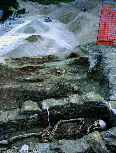 Quatre tombes de la nécropole du haut Moyen Âge de Largillay-Marsonnay (Jura), 2001-2004.  La longue durée d'utilisation de ce site funéraire ainsi que la richesse du matériel exhumé (coffres en pierre naviformes, plaque-boucle) font de cette nécropole une source d'informations sur la christianisation de ce secteur des plateaux jurassiens.        Photo publiée dans le numéro 20 de la revue de l'Inrap <a class= rte-link-ext  href= http://www.inrap.fr/archeologie-preventive/La-Recherche/Arc