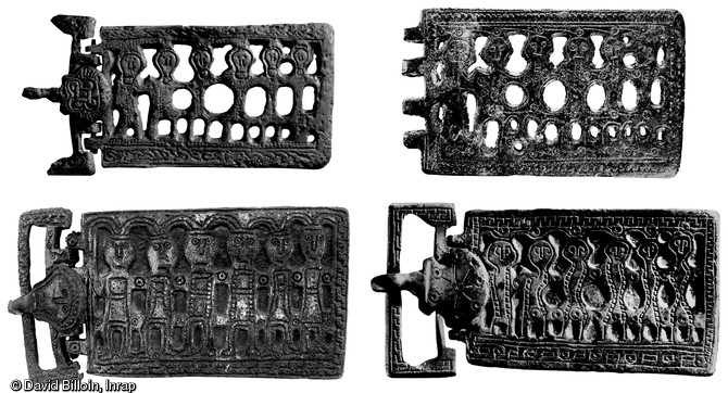 Les quatre plaques-boucles du type Niederwangen (echelle 2/3) connues à ce jour. Elles proviennent, de haut en bas et de gauche à droite, de : Lussy (canton de Fribourg, Suisse), musée d'Auxerre (Yonne), Marchaux (Doubs), Köniz-Niederwangen (canton de Berne, Suisse).  Celle de Marchaux est la plus riche en détails, ce qui permet de proposer une interprétation satisfaisante de la série.     Photo publiée dans le numéro 20 de la revue de l'Inrap  <a class=