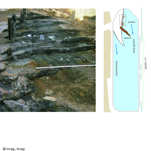 Photo et dessin d'un ponton en bois (largeur minimum de 4m) découvert sur la rive droite de la Saône, deuxième moitié du Ier s. de notre ère, Lyon, 2002-2003.  Une grande barque (L=17m ; l=2,80m) à usage de transport des personnes a été mise au jour à proximité immédiate du ponton.  Photo et dessin publiés dans le numéro 23 de la revue de l'Inrap <a class= rte-link-ext  href= http://www.inrap.fr/archeologie-preventive/Recherche-scientifique/Archeopages/Les-numeros/HS01-21-22-23-2008/Numero-23/Dossier-Rives-et-riverains/p-9519-Maitrise-du-Rhone-et-de-la-Saone-a-Lugdunu