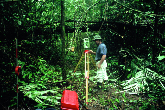 Relev&eacute; p&eacute;rim&eacute;trique du trac&eacute; d'un foss&eacute; sur le plateau de Yaou, Maripasoula (Guyane), 2006.  Les contraintes du milieu ont entrav&eacute; consid&eacute;rablement la marge de man&oelig;uvre sur le terrain : l'&eacute;tude topographique du site a donc &eacute;t&eacute; compl&eacute;t&eacute;e par l'utilisation du LiDAR (envoi d'un laser par un avion et analyse de la partie r&eacute;fl&eacute;chie par les surfaces rencontr&eacute;es par l'onde).   Photo publi&eacute;e dans le num&eacute;ro 23 de la revue de l'Inrap <a class= rte-link-ext  href= http://www.inrap.fr/archeologie-preventive/Recherche-scientifique/Archeopages/Les-numeros/HS01-21-22-23-2008/Numero-23/Pratiques/p