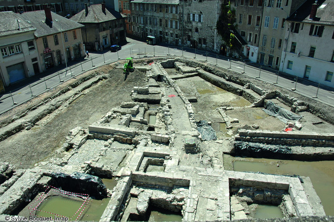 Vue g&eacute;n&eacute;rale du  secteur des Halles  en cours de fouille &agrave; Chamb&eacute;ry (Savoie), 2008.  Au premier plan apparaissent les vestiges des prisons royales du XVIIIe s. Des maisons m&eacute;di&eacute;vales avec cour ainsi que les espaces attenants au rempart (lotis depuis le XIXe s.) ont pu &ecirc;tre &eacute;tudi&eacute;s.   Photo publi&eacute;e dans le num&eacute;ro 24 de la revue de l'Inrap <a class= rte-link-ext  href= http://www.inrap.fr/archeologie-preventive/Recherche-scientifique/Archeopages/Les-numeros/24-25-26-27-2009/Numero-24/Dossier-Quartiers-et-faubourgs/p-9532-Chambery-la-fouille-du-secteur-des-Halles