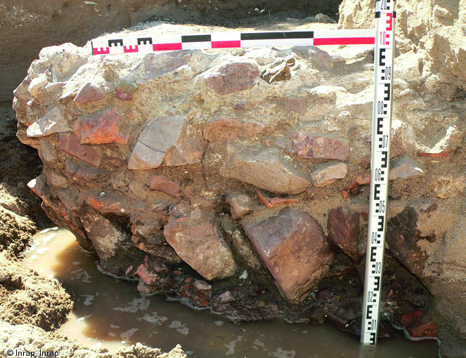 Structure maçonnée interprétée comme une partie de la jetée du port antique de Forum Iulii (Fréjus, Var), 1998.  La structure a révélé de nombreuses colonies de faunes marines, attestant qu'elle a été baignée par des eaux marines. L'existence d'excavations profondes provoquées par l'assaut répété des vagues corrobore cette interprétation.  Photo publiée dans le numéro 30 de la revue de l'Inrap <a class= rte-link-ext  href= http://www.inrap.fr/archeologie-preventive/Recherche-scientifique/Archeopages/Les-numeros/28-29-30-HS02-2010/Numero-3