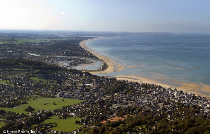 Le survol du littoral du Calvados et de ses estuaires a permis de repérer des traces archéologiques comme les anciennes pêcheries médiévales. 