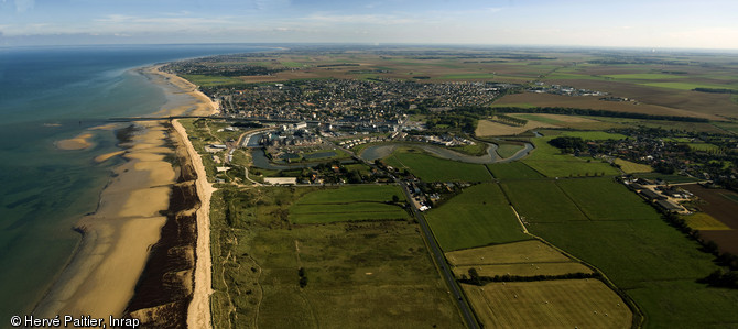 Le survol du littoral du Calvados et de ses estuaires a permis de repérer des traces archéologiques comme les anciennes pêcheries médiévales. 