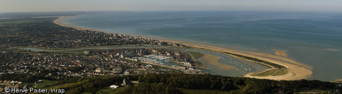 Le survol du littoral du Calvados et de ses estuaires a permis de repérer des traces archéologiques comme les anciennes pêcheries médiévales. 