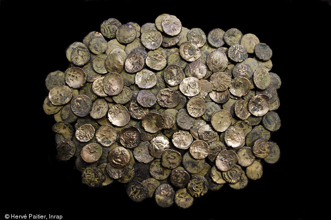 Etude du trésor enfoui vers 50 avant notre ère à Laniscat (Côtes-d'Armor) dans un fossé d'un grand établissement agricole gaulois, 2007.  Composé de statères et quarts de statères en or allié d'argent (électrum), le trésor de Laniscat compte au total 545 pièces, toutes frappées par le pouvoir osisme (peuple gaulois dominant le Finistère actuel).