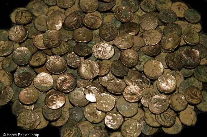 Etude du trésor enfoui vers 50 avant notre ère à Laniscat (Côtes-d'Armor) dans un fossé d'un grand établissement agricole gaulois, 2007.  Composé de statères et quarts de statères en or allié d'argent (électrum), le trésor de Laniscat compte au total 545 pièces, toutes frappées par le pouvoir osisme (peuple gaulois dominant le Finistère actuel).