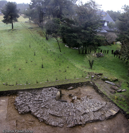 La mise au jour d&rsquo;un cairn lors d&rsquo;un diagnostic men&eacute; en 2005 par S. Sicard (Inrap) a motiv&eacute; la mise en place d&rsquo;une fouille.  &nbsp;&Agrave; l&rsquo;issue d&rsquo;un d&eacute;capage d&rsquo;environ 2 000 m&sup2; sur le pourtour du monument, la fouille s&rsquo;est recentr&eacute;e sur le cairn.  &nbsp;Dans la mesure o&ugrave; le monument se trouvait en limite du projet, il n&rsquo;a pu &ecirc;tre &eacute;tudi&eacute; que partiellement.