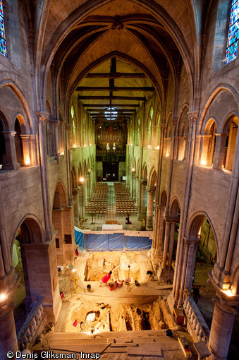 Vue générale de la nef de l'église Saint-Pierre et Saint-Paul à Gonesse (Val-d'Oise), 2011.  Au premier plan, au niveau du chœur, les zones concernées par la fouille. 