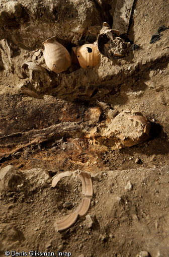 Sépulture médiévale en cercueil accompagnée de nombreux pots à encens, église Saint-Pierre et Saint-Paul à Gonesse (Val-d'Oise), 2011.