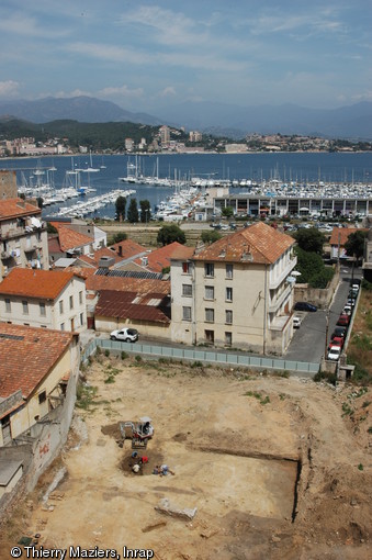 Vue générale du site de l'Espace Alban à Ajaccio (Corse-du-Sud), 2005.La fouille a porté sur une superficie d'environ 1000 m2, mettant au jour une partie du groupe cathédral paléochrétien.