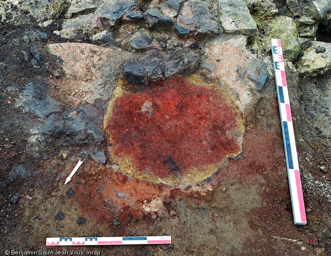 Détail d'un des foyers sur le sol en terre battue d'une des pièces intérieurs du grand bâtiment du IXe s., interprété comme le palais des hôtes du monastère de Saint-Genès et Notre-Dame à Nevers (Nièvre), 2004.