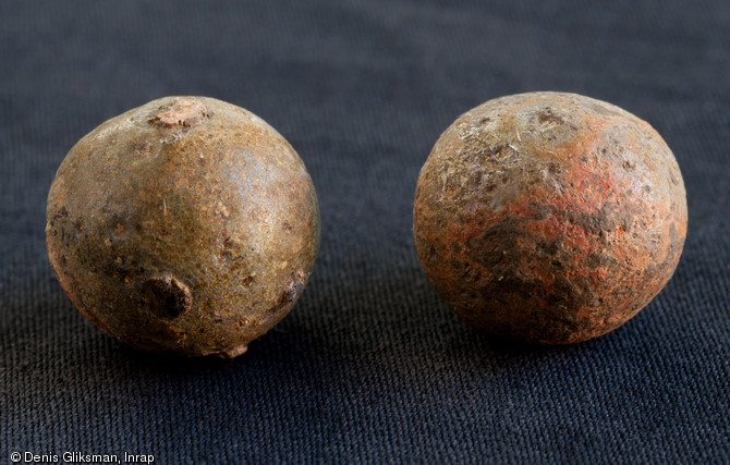 Deux billes en céramique avec des traces de glaçure verte, XIVe s., Saint-Martin-du-Mont (Côte-d'Or), 2011.