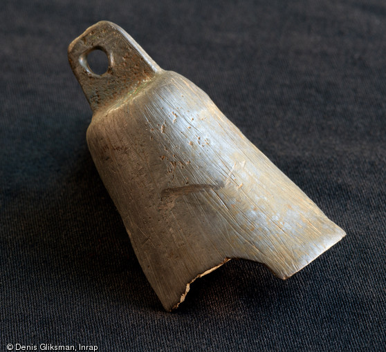 Clochette moulée en bronze blanc, maison du négociant en laine bourguignon Huguenin Jacquin, XIVe s., Saint-Martin-du-Mont (Côte-d'Or), 2011.  Un ensemble de bâtiments contemporains situés à proximité de la maison et dévolus à l'élevage des ovins pour leur laine a également été découvert. 