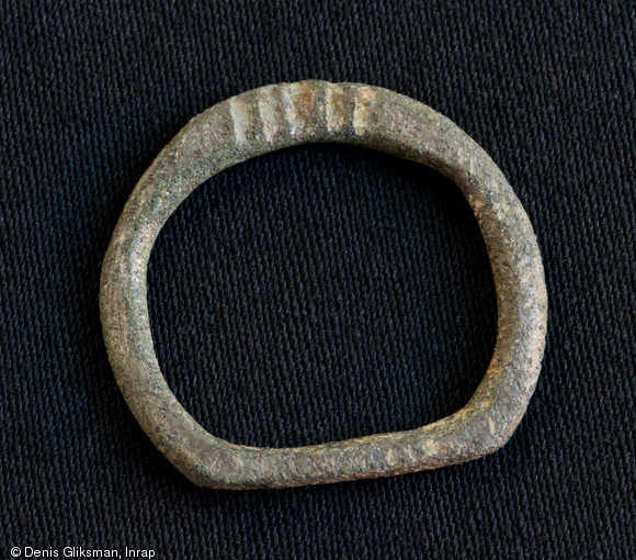 Petite boucle de ceinture en bronze étamé, XIVe s., maison d'Huguenin Jacquin, Saint-Martin-du-Mont (Côte-d'Or), 2011.