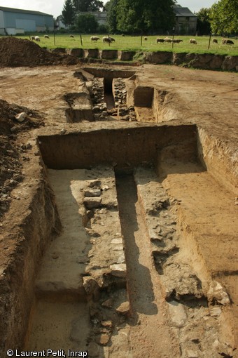Aqueduc en cours de fouille, Ier-IIe s. de notre &egrave;re, Famars (Nord), 2008.