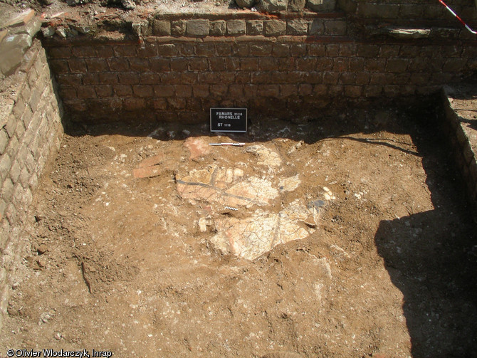 Peintures murales retrouv&eacute;es in situ dans une cave du IIIe s., Famars (Nord), 2008.  