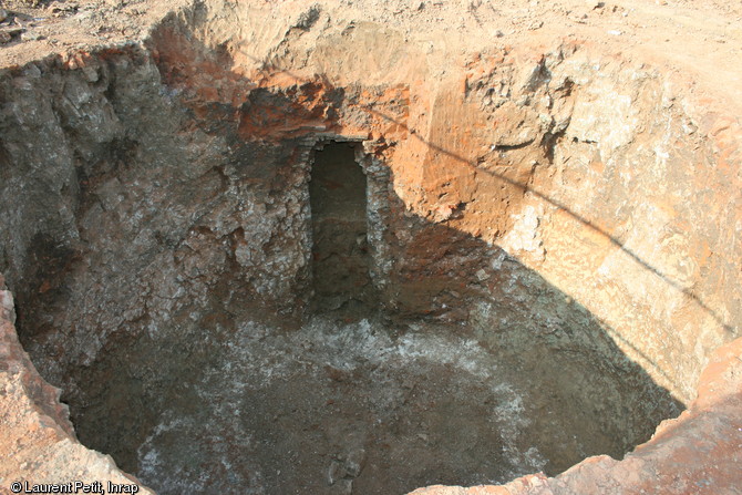 Un des quatre fours &agrave; chaux du IVe s. mis au jour &agrave; Famars (Nord), 2008.  Dans ce type de four, on a cuit des mat&eacute;riaux calcaires (craie, marbre,  pierre bleue de Tournai ) pour produire la chaux n&eacute;cessaire &agrave; la construction du castrum aux alentours des ann&eacute;es 320. 