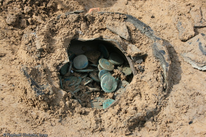 Tr&eacute;sor mon&eacute;taire en cours de d&eacute;gagement, fin du IIe s. de notre &egrave;re, Famars (Nord), 2008.
