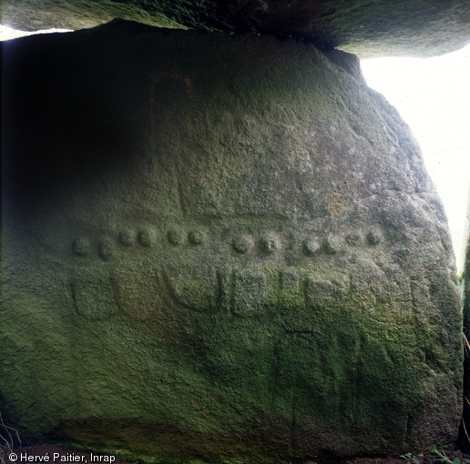 A Trégastel dans les côtes d'Armor, l'allée couverte à entrée latérale de Kerguntuil avec ses piliers gravés de paires de seins, d'un colier et d'une palette aviron.