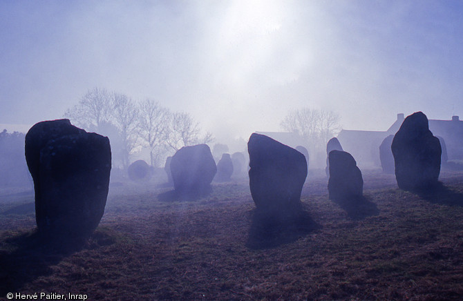 Carnac, dans le Morbihan. Symboliques du mégalithisme péninsulaire, les alignements de Carnac sont aujourd'hui réexaminés sur les bases de nouvelles découvertes et recherches.