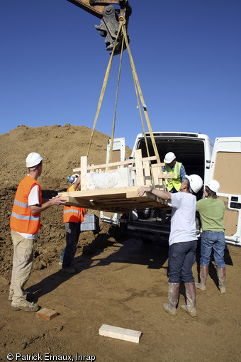 Chargement et transport du cercueil monoxyle dans son coffrage, cimeti&egrave;re m&eacute;di&eacute;val de Marsan (Gers), 2008.  Le cercueil est aujourd'hui &agrave; l'abri dans le laboratoire Arc-Nucl&eacute;art de Grenoble dans l'attente d'une &eacute;tude. 