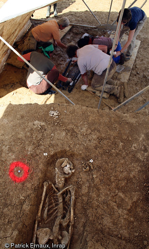 Pr&eacute;paration de la s&eacute;pulture contenant le cercueil monoxyle, cimeti&egrave;re m&eacute;di&eacute;val de Marsan (Gers), 2008.  La pr&eacute;sence d'eau issue de petites sources a favoris&eacute; la conservation de la cuve et du couvercle du cercueil. 