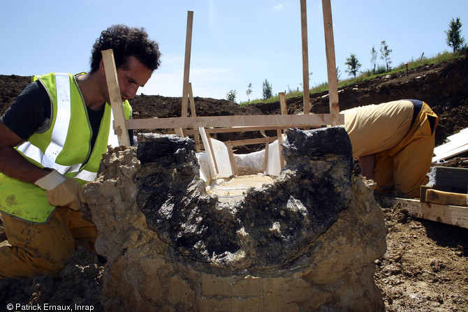 R&eacute;alisation du coffrage pour le pr&eacute;l&egrave;vement du cercueil monoxyle, Marsan (Gers), 2008.  En attendant la datation dendrochronologique, on estime que le cercueil a &eacute;t&eacute; r&eacute;alis&eacute; entre 1000 et 1300. 