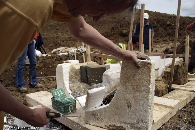 R&eacute;alisation du coffrage en polystyr&egrave;ne et en bois en vue du pr&eacute;l&egrave;vement du cercueil monoxyle mis au jour sur le cimeti&egrave;re m&eacute;di&eacute;val de Marsan (Gers) en 2008.