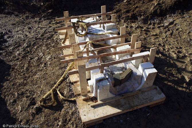 Le coffrage du cercueil monoxyle avant son pr&eacute;l&egrave;vement, cimeti&egrave;re m&eacute;di&eacute;val de Marsan (Gers), 2008.