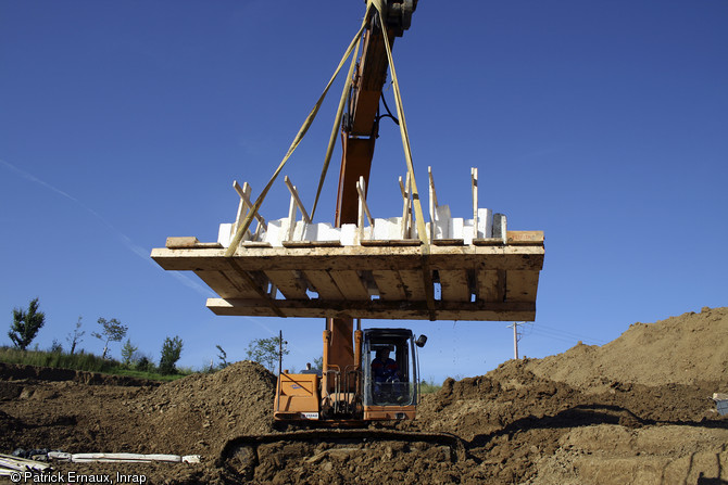 Pr&eacute;l&egrave;vement du cercueil monoxyle &agrave; l'aide d'une pelle m&eacute;canique, cimeti&egrave;re m&eacute;di&eacute;val de Marsan (Gers), 2008.&nbsp;