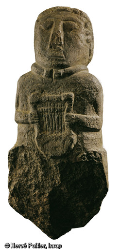 Sculpture  à la lyre  (hauteur 43 cm) datée du IIe s. avant notre ère, mise au jour dans un fossé d'une résidence aristocratique à Paule (Côtes-d'Armor) en 1988.